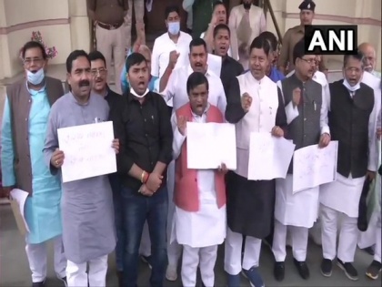 RJD MLAs stage protest at Bihar Assembly over sale of liquor in state | RJD MLAs stage protest at Bihar Assembly over sale of liquor in state