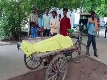 Bihar: With ambulance staff on strike, relatives drag woman's body on cart | Bihar: With ambulance staff on strike, relatives drag woman's body on cart
