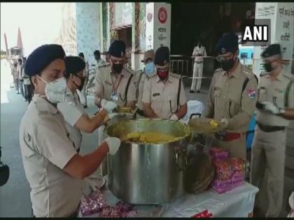Railway Protection Force personnel distributes food to needy in Patna | Railway Protection Force personnel distributes food to needy in Patna