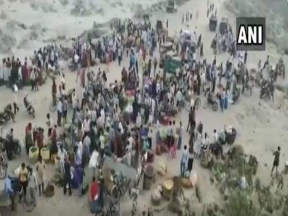 People violate social distancing norms in Bihar's Digha vegetable market | People violate social distancing norms in Bihar's Digha vegetable market People violate social distancing norms in Bihar's Digha vegetable market | People violate social distancing norms in Bihar's Digha vegetable market