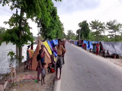 Bihar floods: People set camps at Muzaffarpur- Sheohar road | Bihar floods: People set camps at Muzaffarpur- Sheohar road