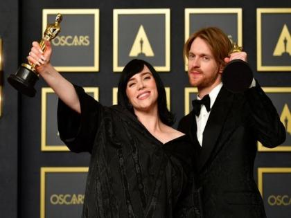20-year-old Billie Eilish takes home her first Oscar for 'No Time To Die' | 20-year-old Billie Eilish takes home her first Oscar for 'No Time To Die'