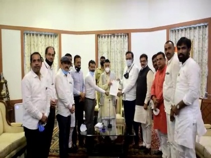 BJP MLAs suspended from Maharashtra Assembly meet Governor | BJP MLAs suspended from Maharashtra Assembly meet Governor