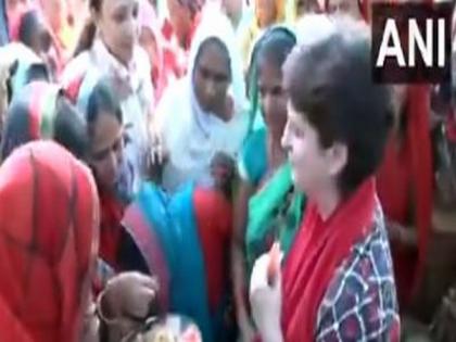 Priyanka Gandhi interacts with women farmers in UP's Barabanki | Priyanka Gandhi interacts with women farmers in UP's Barabanki