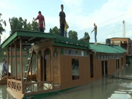 J-K: Family of five has narrow escape as houseboat sinks in Jhelum | J-K: Family of five has narrow escape as houseboat sinks in Jhelum