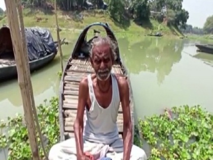COVID-19: Elderly man spends quarantine on boat in West Bengal village | COVID-19: Elderly man spends quarantine on boat in West Bengal village