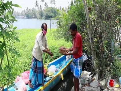 Boatman ferries essential commodities to families stranded on Kerala island amid lockdown | Boatman ferries essential commodities to families stranded on Kerala island amid lockdown