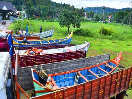 Kerala: Fishermen reach Pathanamthitta with boats for rescue operation in case of floods | Kerala: Fishermen reach Pathanamthitta with boats for rescue operation in case of floods Kerala: Fishermen reach Pathanamthitta with boats for rescue operation in case of floods | Kerala: Fishermen reach Pathanamthitta with boats for rescue operation in case of floods
