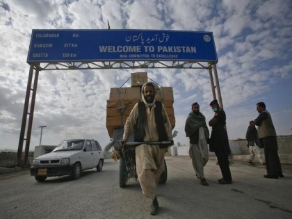 Afghans throng Torkham border crossing to enter Pakistan | Afghans throng Torkham border crossing to enter Pakistan