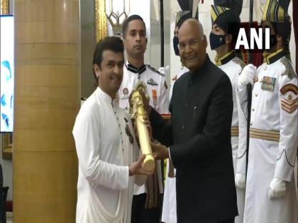 Sonu Nigam receives Padma Shri from President Kovind | Sonu Nigam receives Padma Shri from President Kovind Sonu Nigam receives Padma Shri from President Kovind | Sonu Nigam receives Padma Shri from President Kovind
