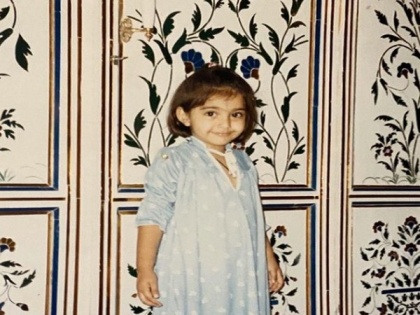 Sonam Kapoor digs out adorable childhood picture | Sonam Kapoor digs out adorable childhood picture
