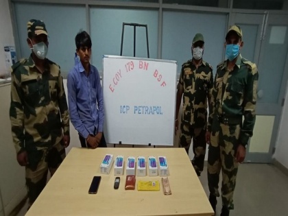 BSF apprehends man for 'smuggling' mobile phones into Bangladesh | BSF apprehends man for 'smuggling' mobile phones into Bangladesh