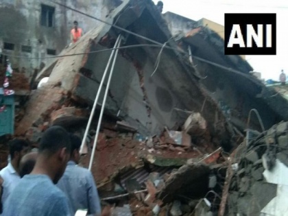 4 killed after building collapses due to heavy rains in Andhra's Anantapur | 4 killed after building collapses due to heavy rains in Andhra's Anantapur