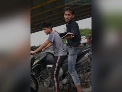 Caught on camera: Man gives phone snatchers a hard day in Delhi | Caught on camera: Man gives phone snatchers a hard day in Delhi Caught on camera: Man gives phone snatchers a hard day in Delhi | Caught on camera: Man gives phone snatchers a hard day in Delhi