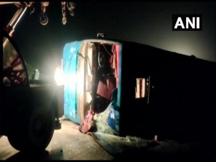 Bus carrying around 100 passengers overturns on Yamuna Expressway in Agra, 14 injured | Bus carrying around 100 passengers overturns on Yamuna Expressway in Agra, 14 injured