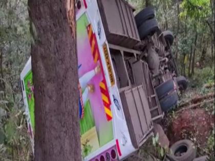 Bus falls into a 50 feet gorge in Maharashtra's Ratnagiri | Bus falls into a 50 feet gorge in Maharashtra's Ratnagiri Bus falls into a 50 feet gorge in Maharashtra's Ratnagiri | Bus falls into a 50 feet gorge in Maharashtra's Ratnagiri