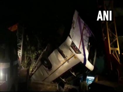 1 dead, 3 injured after bus falls from flyover in UP's Ghaziabad | 1 dead, 3 injured after bus falls from flyover in UP's Ghaziabad