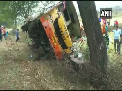 Bus overturns in MP's Mandla, 1 dead, over dozen injured | Bus overturns in MP's Mandla, 1 dead, over dozen injured