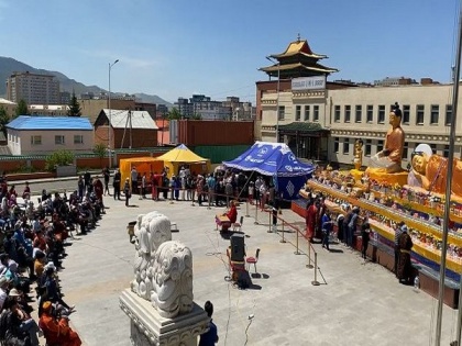 People in Mongolia wait eagerly to pay obeisance to Lord Buddha's relics from India | People in Mongolia wait eagerly to pay obeisance to Lord Buddha's relics from India