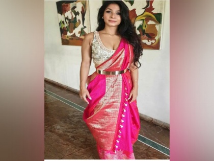 Durga Puja 2021: Tanishaa Mukerji learns how to drape saree in Bengali style for first time | Durga Puja 2021: Tanishaa Mukerji learns how to drape saree in Bengali style for first time