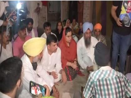 AAP Punjab delegation meets victims' families in Lakhimpur Kheri after hours of police custody | AAP Punjab delegation meets victims' families in Lakhimpur Kheri after hours of police custody
