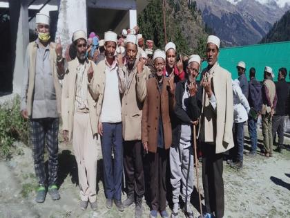 HP by-polls: Voters in Malana village reach polling station at altitude of 10,000 ft | HP by-polls: Voters in Malana village reach polling station at altitude of 10,000 ft
