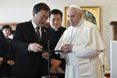 Moon asks Pope Francis to visit N.Korea | Moon asks Pope Francis to visit N.Korea