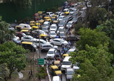 Heavy rain, squally winds lead to traffic snarls in Delhi | Heavy rain, squally winds lead to traffic snarls in Delhi