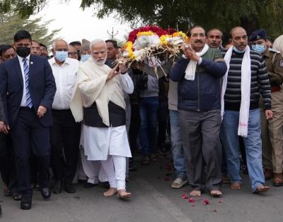 PM Modi performs last rites of his mother Heeraben in Gandhinagar | PM Modi performs last rites of his mother Heeraben in Gandhinagar