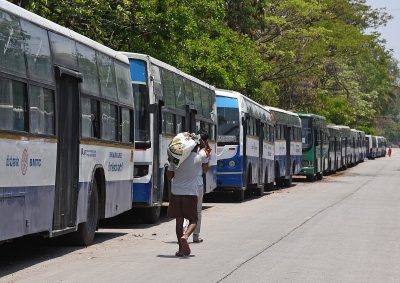 Bus booking in Karnataka halted as lockdown to stay | Bus booking in Karnataka halted as lockdown to stay