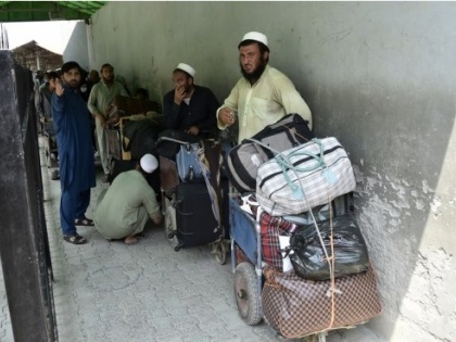 2,106 Afghan refugees return home from Iran | 2,106 Afghan refugees return home from Iran