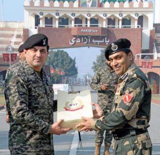 BSF jawans exchange sweets with Pak Rangers on Republic Day | BSF jawans exchange sweets with Pak Rangers on Republic Day