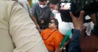 Sadhvi Pragya Thakur faints during BJP event in Bhopal | Sadhvi Pragya Thakur faints during BJP event in Bhopal