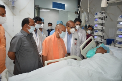 Yogi visits Kalyan Singh in hospital | Yogi visits Kalyan Singh in hospital