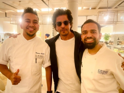 What's cooking? SRK's pics with London chefs go viral | What's cooking? SRK's pics with London chefs go viral What's cooking? SRK's pics with London chefs go viral | What's cooking? SRK's pics with London chefs go viral