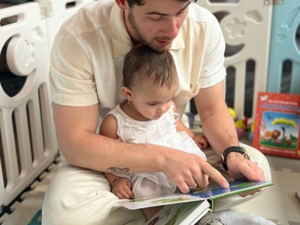 Priyanka posts heartwarming pic of Nick Jonas reading to Malti | Priyanka posts heartwarming pic of Nick Jonas reading to Malti