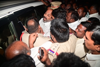 T'gana BJP chief placed under house arrest to foil march | T'gana BJP chief placed under house arrest to foil march T'gana BJP chief placed under house arrest to foil march | T'gana BJP chief placed under house arrest to foil march