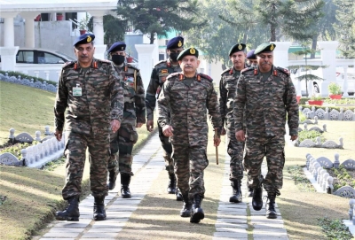 Northern Army commander visits LoC in J&K's Poonch, Rajouri | Northern Army commander visits LoC in J&K's Poonch, Rajouri