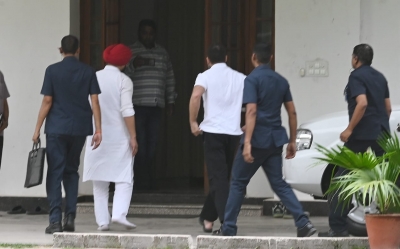 Rahul reaches Kharge's residence amid deliberations over new K'taka CM | Rahul reaches Kharge's residence amid deliberations over new K'taka CM