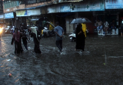 Rain lashes Mumbai for third straight day | Rain lashes Mumbai for third straight day