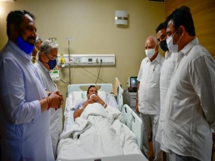 Karnataka CM visits union minister Sadananda Gowda in hospital | Karnataka CM visits union minister Sadananda Gowda in hospital