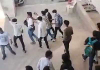 Right wing activists assault youths in university campus in Surat | Right wing activists assault youths in university campus in Surat