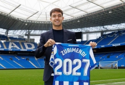 Zubimendi signs new Real Sociedad contract amid reported interest from Barcelona | Zubimendi signs new Real Sociedad contract amid reported interest from Barcelona
