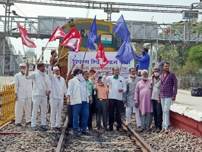 Farmers block railways in Maharashtra, services unaffected | Farmers block railways in Maharashtra, services unaffected