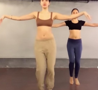 Shanaya Kapoor's belly dance stuns Suhana Khan, Navya Naveli Nanda | Shanaya Kapoor's belly dance stuns Suhana Khan, Navya Naveli Nanda