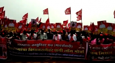 CM declares 50% relief to onion farmers as Nashik-Mumbai 'long march' starts | CM declares 50% relief to onion farmers as Nashik-Mumbai 'long march' starts