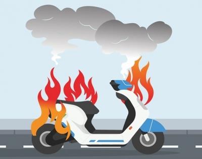E-scooty catches fire, rider escapes | E-scooty catches fire, rider escapes
