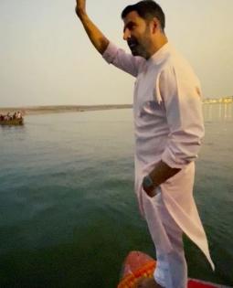 Akshay takes a dip in Ganga after performing puja in Varanasi for 'Samrat Prithviraj' | Akshay takes a dip in Ganga after performing puja in Varanasi for 'Samrat Prithviraj'