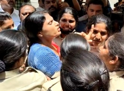 Hyderabad Police stop Sharmila from visiting Osmania Hospital | Hyderabad Police stop Sharmila from visiting Osmania Hospital