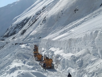 Police rescue 13 people stranded in Ladakh | Police rescue 13 people stranded in Ladakh